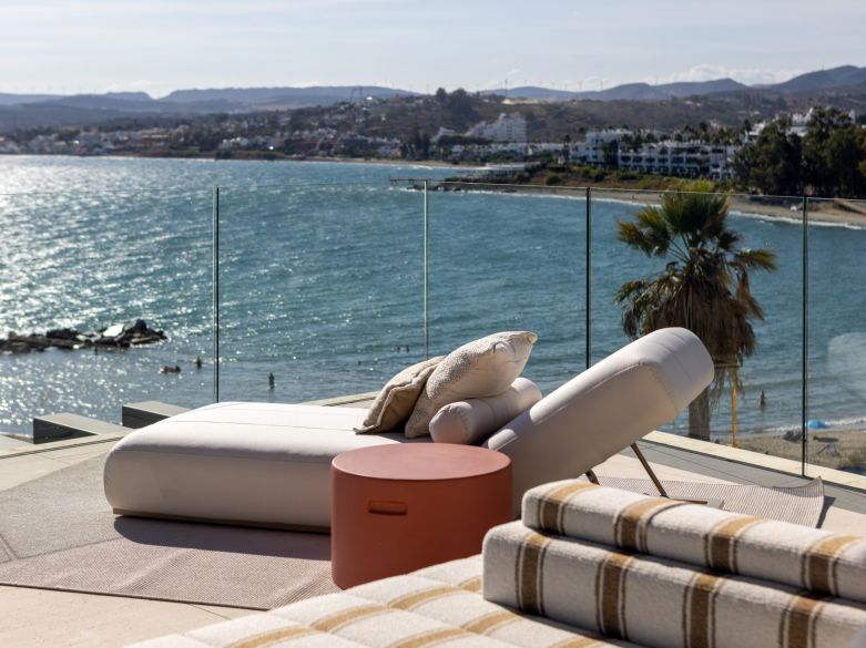 Ikkil Bay : huit résidences de luxe en bord de mer à Estepona, avec de vastes terrasses, des vues sur la mer et des prestations de niveau international.