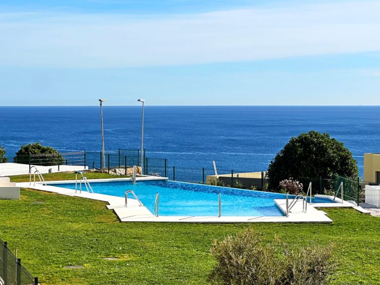 Azata Delmare - Casares Costa - Leiligheter med spektakulær havutsikt. Azata Delmare ligger strategisk 250m fra stranden, og er et kompleks av 74 leiligheter på 2 og 3 soverom.